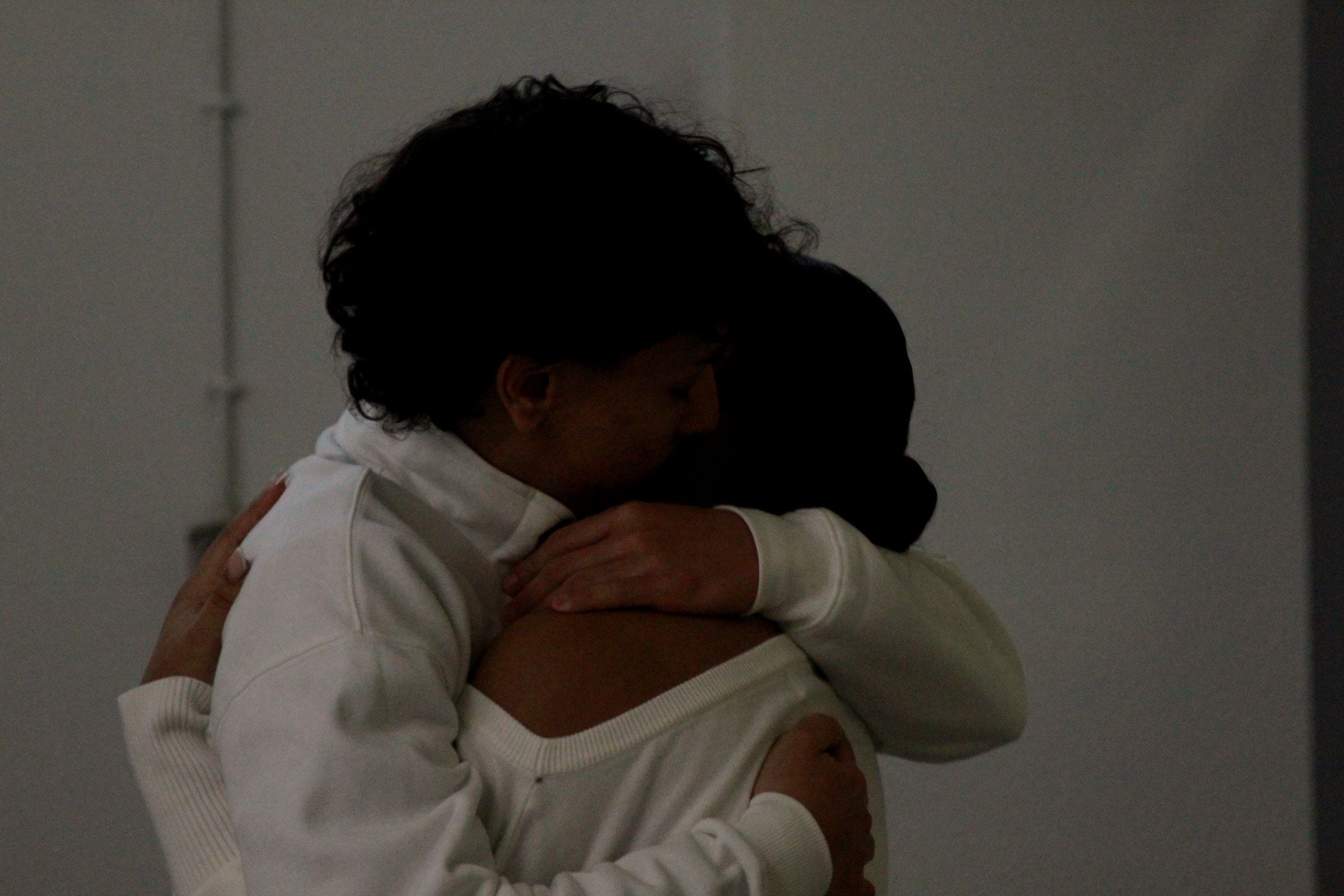 Dois jovens abraçados durante um culto